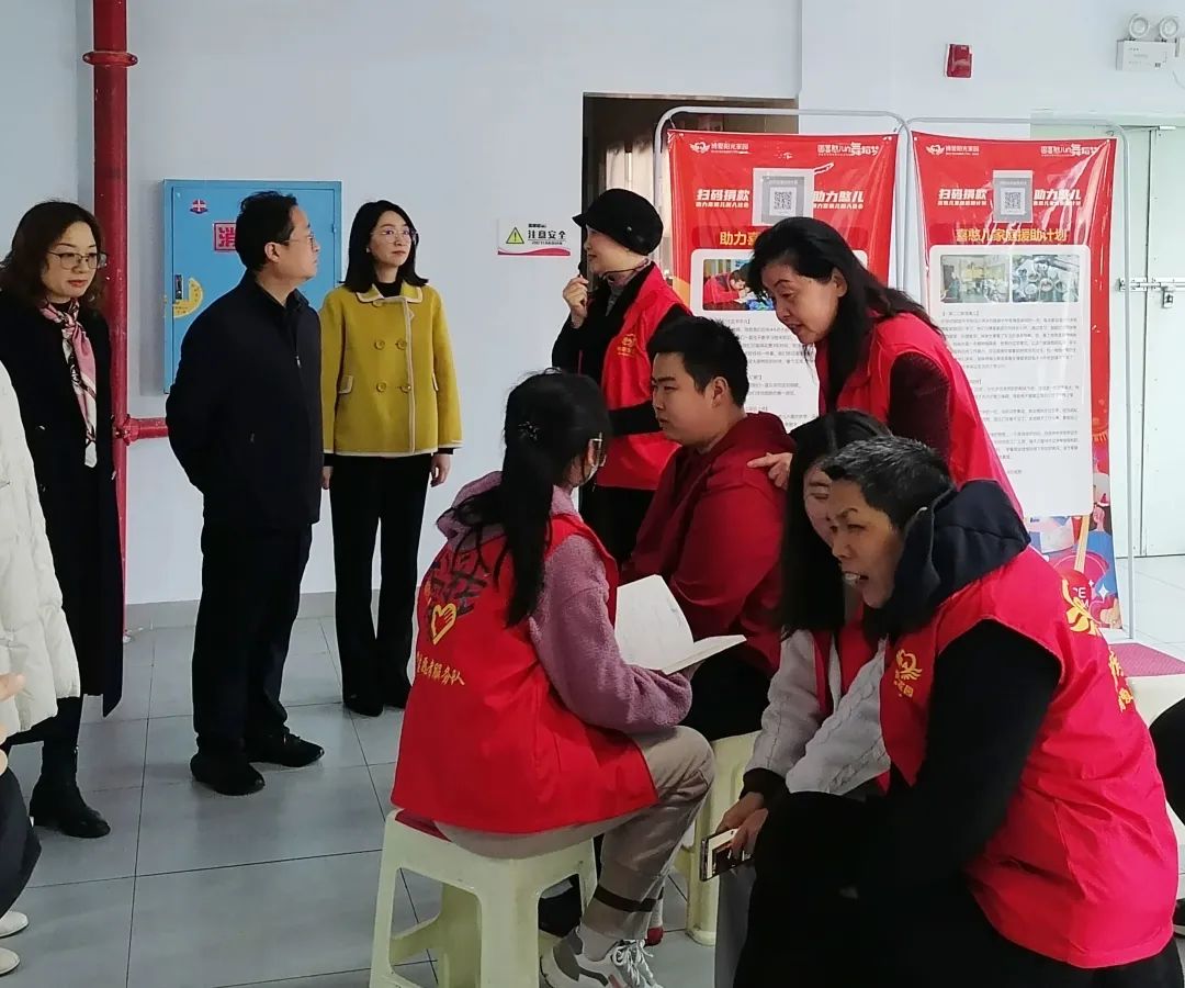 劉曉主任及工作人員對博愛陽光家園詳細(xì)介紹